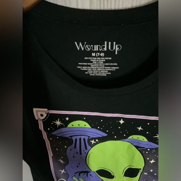 Cute ‘Just Visiting’ Alien Graphic Tee - Picture 3 of 3